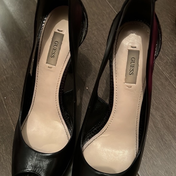 Guess black peep toe heel with cut outs size 8.5 - Picture 6 of 6